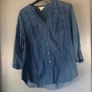 Khakis & Co blue chambray shirt Size Large v neck button front 3/4 sleeve pocket